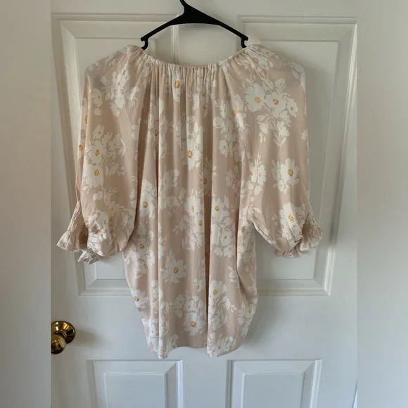 Carly Jean Los Angeles Blush Pink Floral Top - Picture 2 of 6